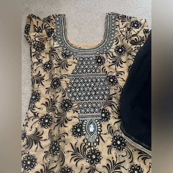 Black and Nude salwar suit - Heavily embroidered across the front - size 40 - Picture 3 of 3